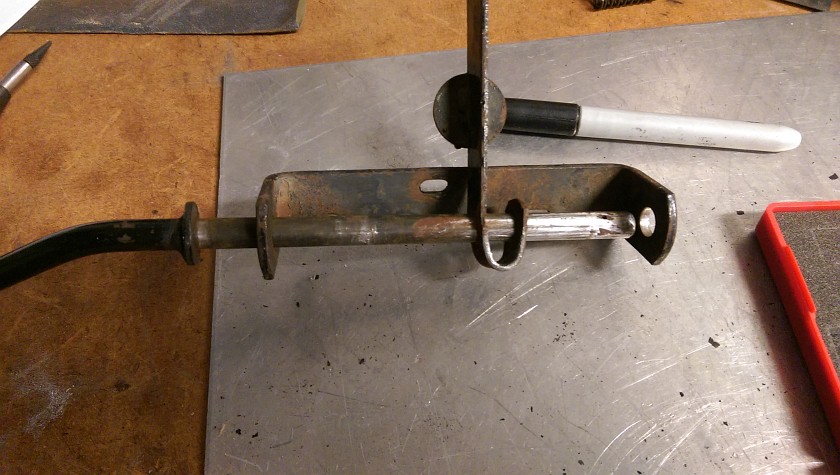 Closer view of the thottle bracket