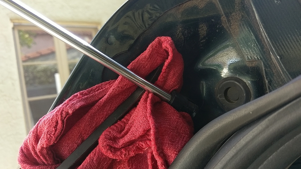 Pry off Cylinder from Mounting Pivot