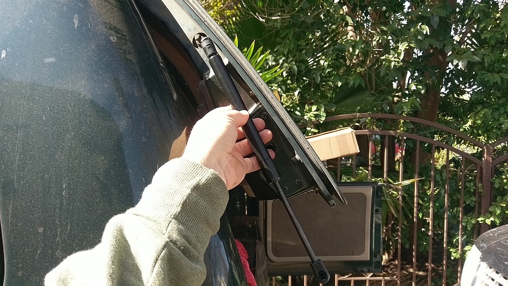 Orientation of Gas Lift Cylinder on Excursion